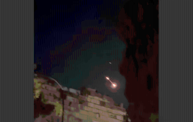 影片拍到伊朗上空爆出火光，據信是以軍導彈。