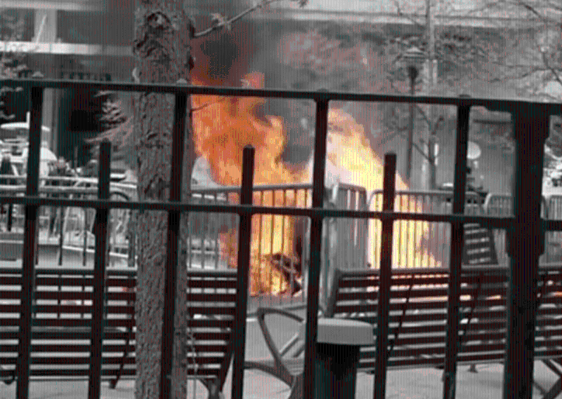 特朗普掩口費案驚傳庭外男子自焚4 特朗普掩口費案驚傳庭外男子自焚4