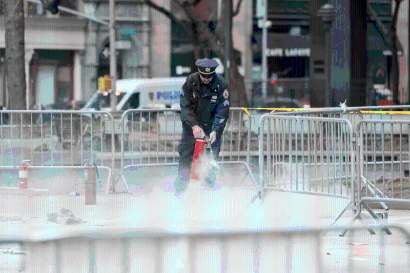 特朗普掩口費案驚傳庭外男子自焚2 特朗普掩口費案驚傳庭外男子自焚2