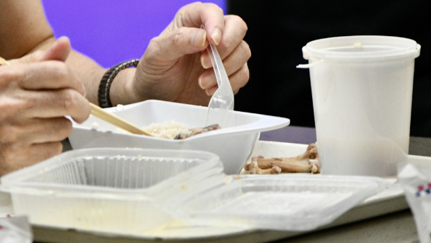 香港每日膠餐具棄置量達227噸，相等于每年超過82000公噸，即約5500部雙層巴士總重量。