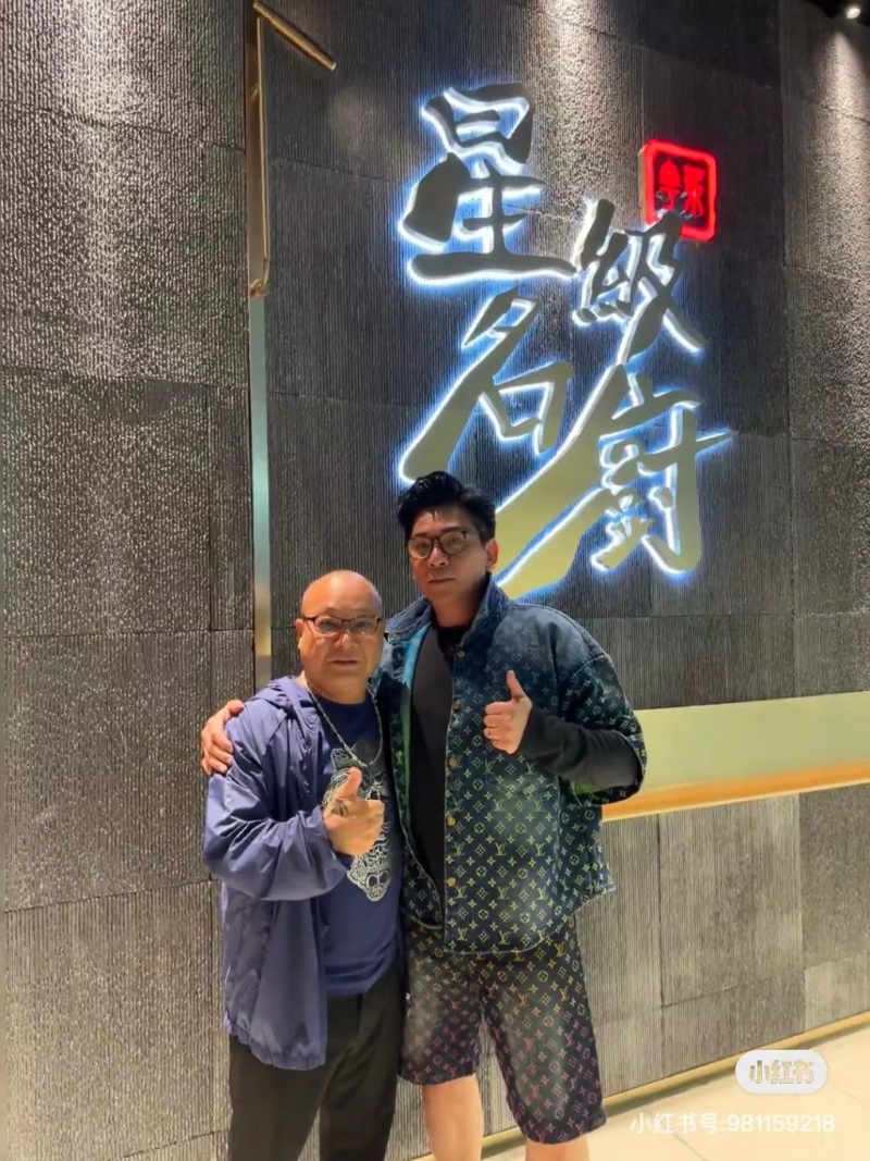 黃子揚（右）近日悉心打扮去大佬B吳志雄旗下餐廳飯聚。