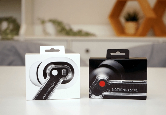 Nothing Ear(左)及Ear (a)(右) Nothing Ear(左)及Ear (a)(右)