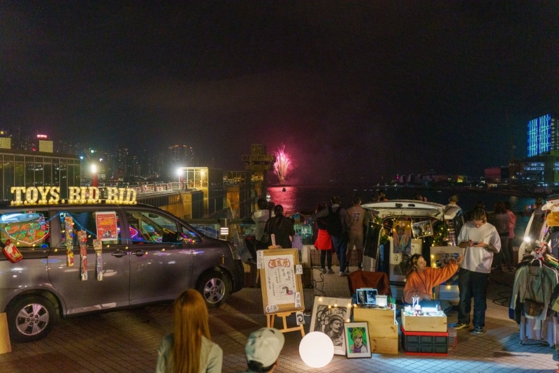 尖沙咀中港城于5月1日、4日及5日舉辦「中港城車尾箱環保藝墟」，顧名思義，參與藝墟的檔主可在車尾箱擺檔售賣各式物品。