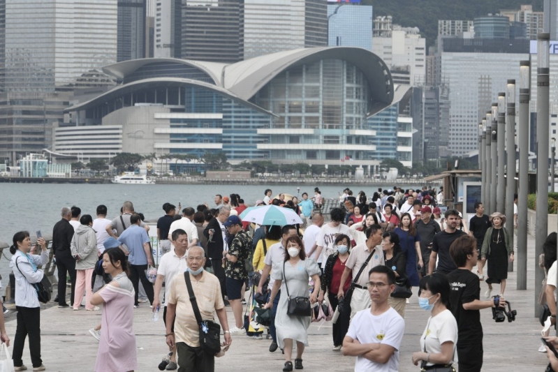 尖沙咀星光大道人頭涌涌。