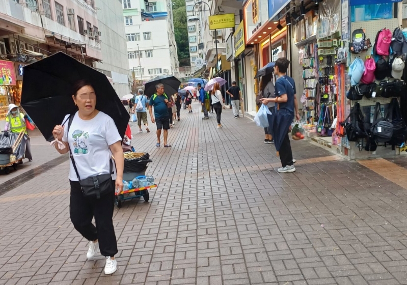 另一名“北嫂”亦在大埔墟街頭兜搭長者。 陶法德攝