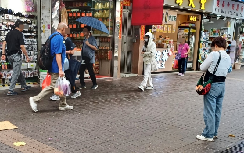 還有一名“北嫂”（右）“企街”尋找好色男子。