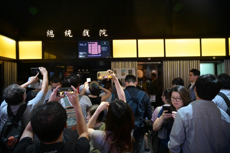 總統戲院尾場放映前，有市民在售票處前拍照留念。