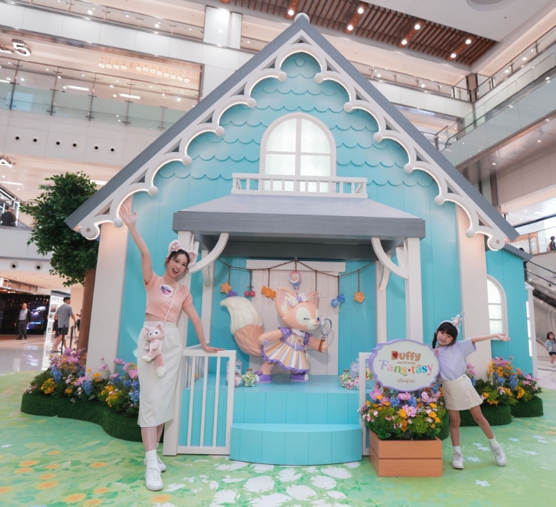 4米高的“甜蜜糖果屋”內有多款不同大小的Duffy與好友毛公仔，萌粉不但可跟巨型LinaBell毛公仔打卡，更可欣賞全新Duffy與好友春日糖果系列精品。（圖片來源：新城市廣場）