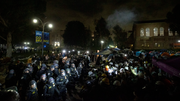 警方進入加州大學洛杉磯分校清場 警方進入加州大學洛杉磯分校清場