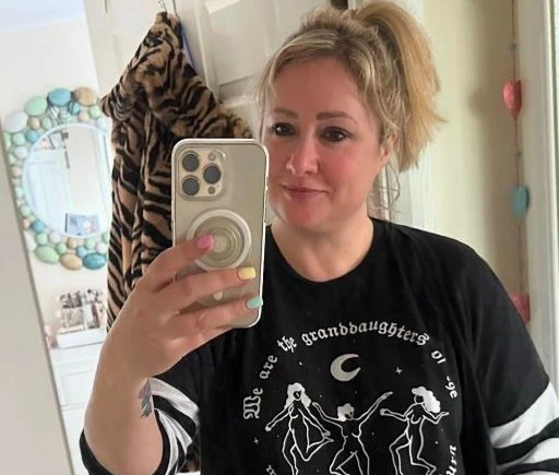 英國女作家霍姆斯。