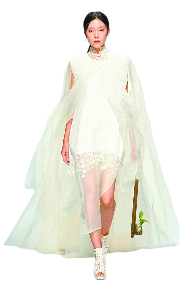 設計師林姿含在作品中巧妙融入莞香花元素。（受訪者供圖）