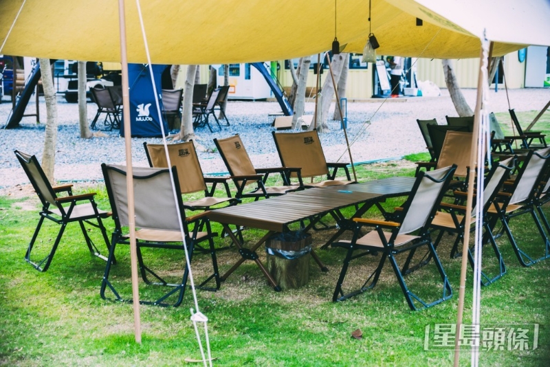 場內亦設有一大片草地供大家圍爐煮茶。