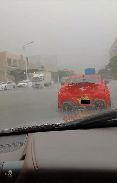 有“港車”冒暴雨行駛 有“港車”冒暴雨行駛