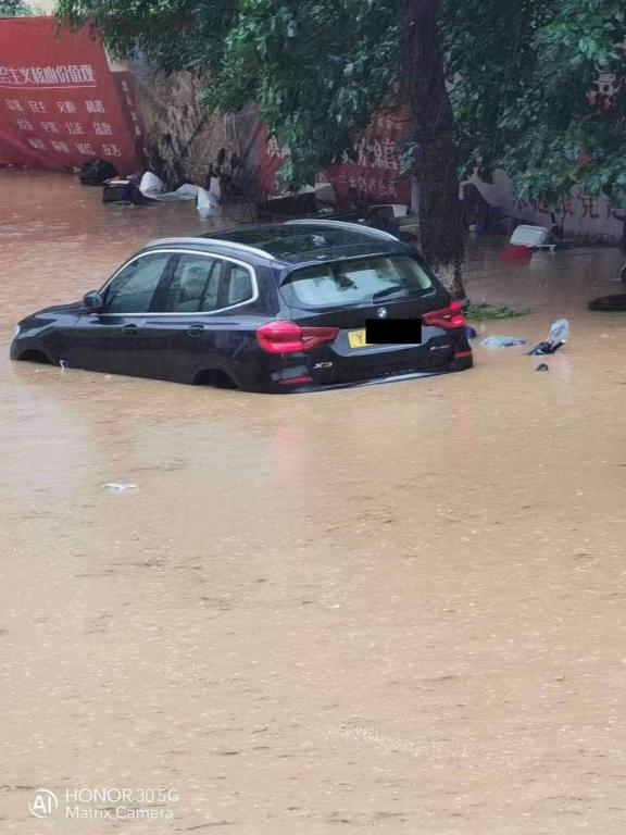 有港車被困水中 有港車被困水中