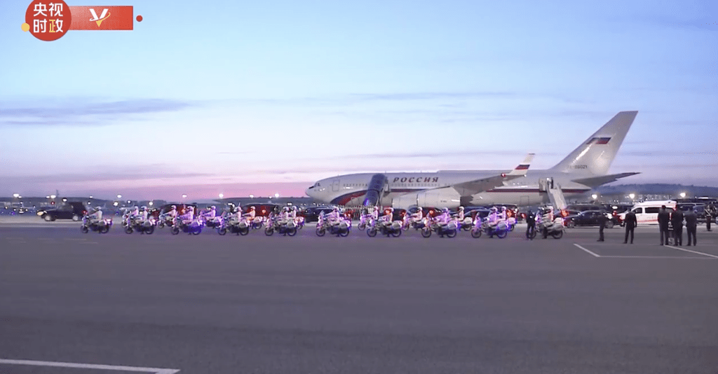 警車出動為普京座駕護航 警車出動為普京座駕護航