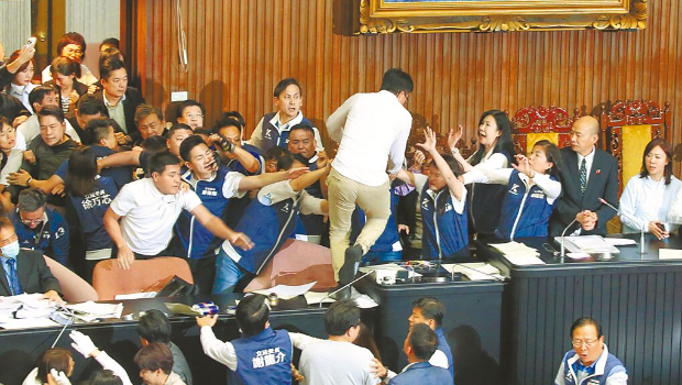 郭國文（白衣者）強行爬過人群準備占領主席臺