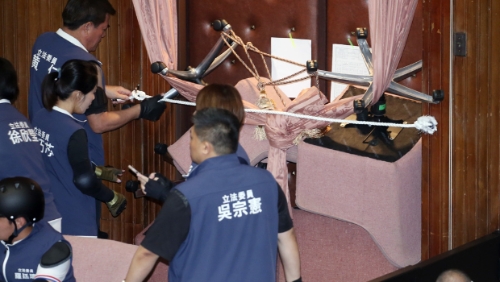 國民黨與民眾黨“立委”在上午7點進入議場后占領主席臺，并以椅子及繩子加強防御工事