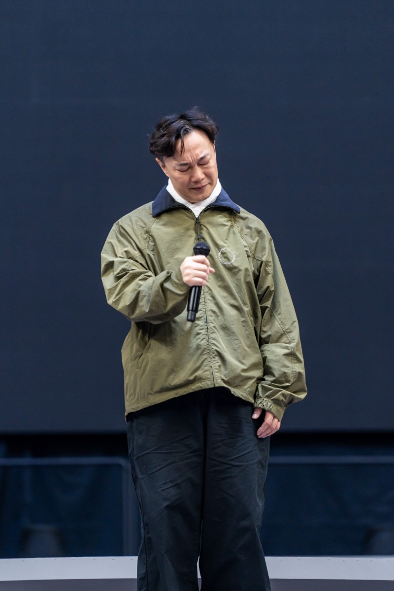 陳奕迅一站出臺已經忍不住抹眼睞，紅著眼聲音沙啞的跟大家鞠躬道歉。