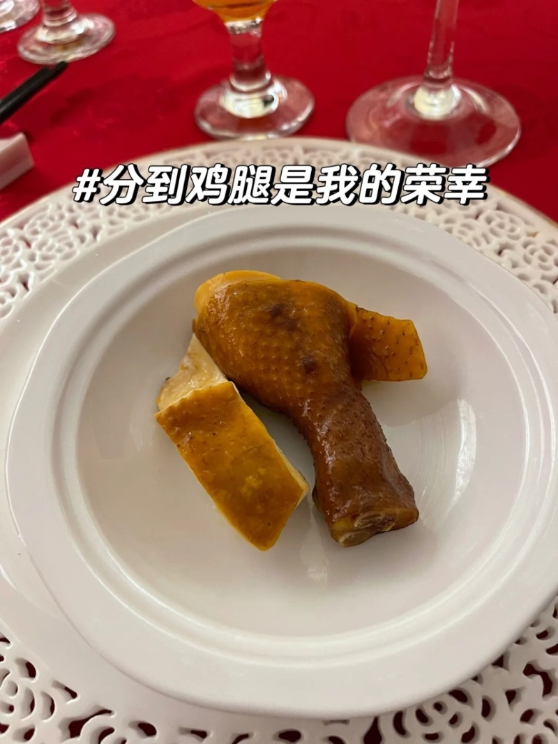 分派雞件時，樓主搞笑表示“分到雞腿是我的榮幸”