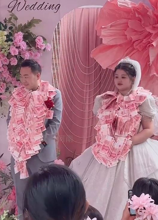 新人獲八個大姑仔送萬元現金花圈 新人獲八個大姑仔送萬元現金花圈