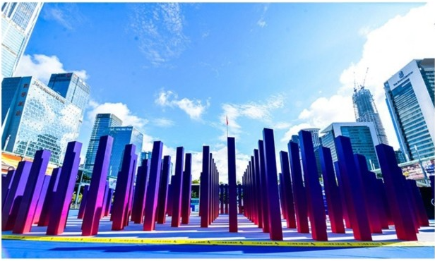 以木柱拼成達550平米的巨型迷宮 以木柱拼成達550平米的巨型迷宮