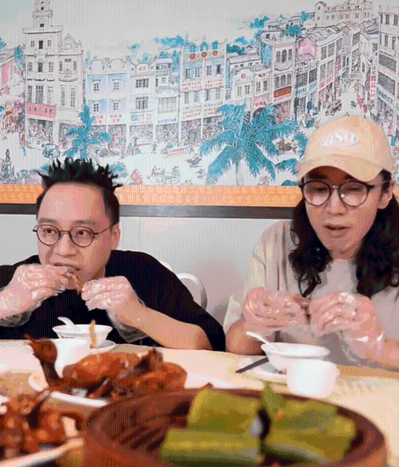 C君、陸永吃烤乳鴿，吃得津津有味。