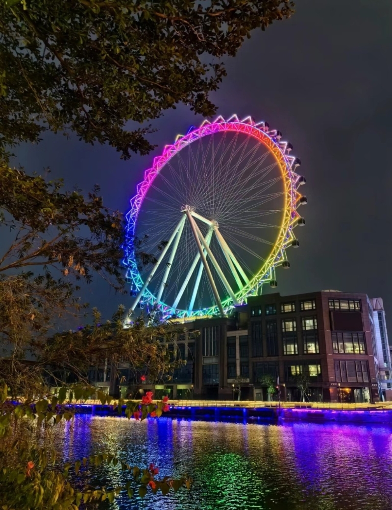 幻彩摩天輪夜繽紛。