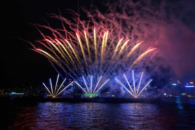 海上煙火表演。