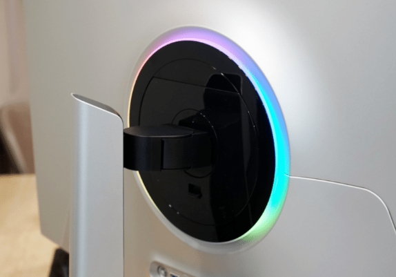 機背依舊裝有Core Lighting+ RGB燈 機背依舊裝有Core Lighting+ RGB燈