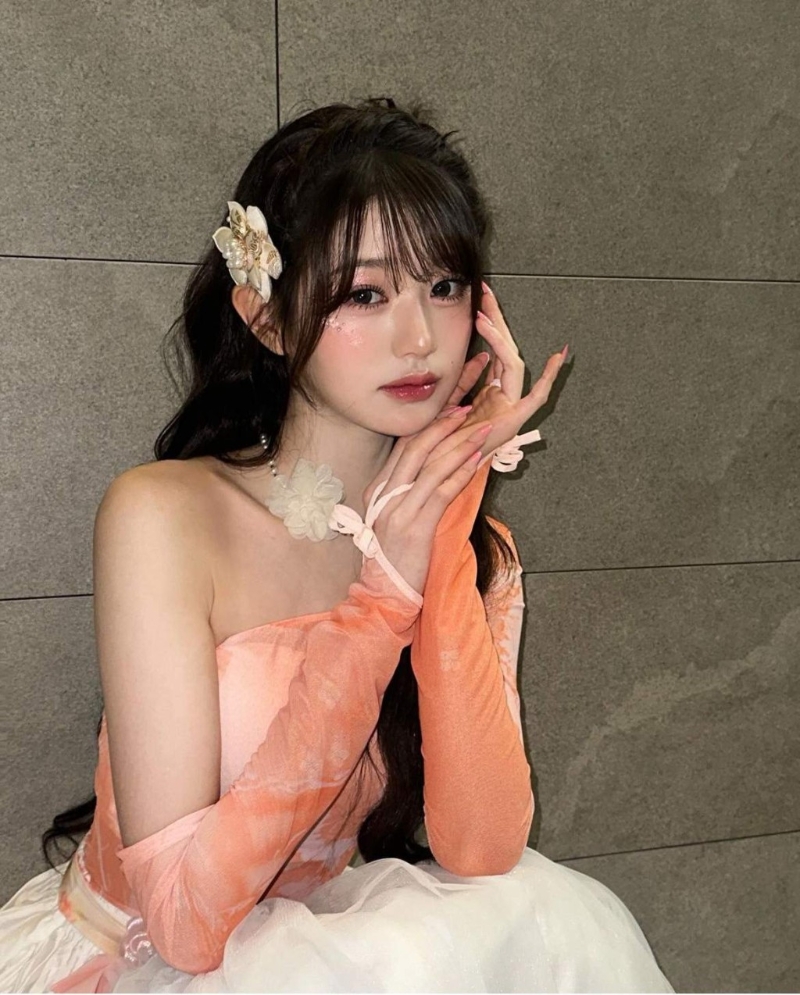 韓團IVE成員張元英以立體花飾發夾配搭優雅的晚裝裙，營造奪目焦點。 （圖片來源：IG@for_everyoung10）
