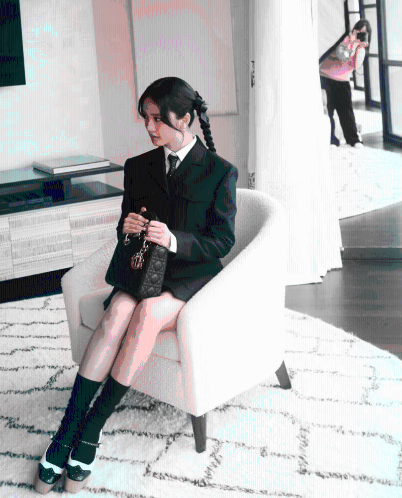 Blackpink成員Jisoo以黑色立體蝴蝶結的孖辮發型，配搭恤衫、領帶及西服外套，塑造少女型格。 （圖片來源：IG@sooyaaa__）