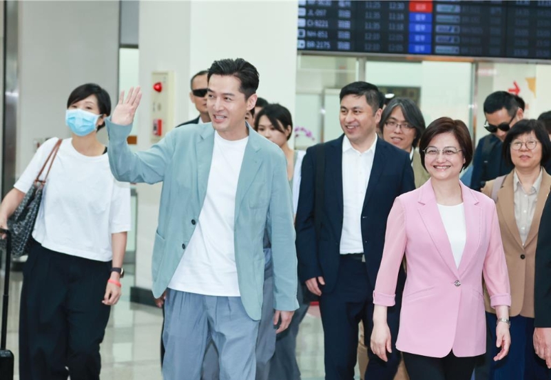 胡歌昨早抵臺，一路上開心揮手微笑向媒體及粉絲打招呼。