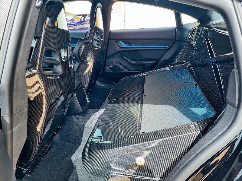 后排被拆除，改用碳纖維板覆蓋。