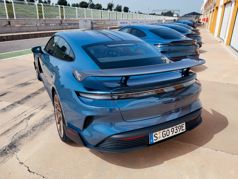 Weissach Package版本(左)改用固定式碳纖維尾翼