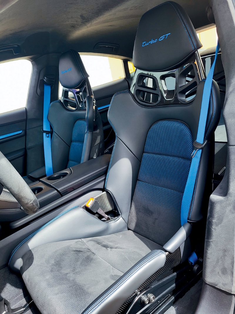 賽車化碳纖維桶椅是Weissach Package專用裝備。