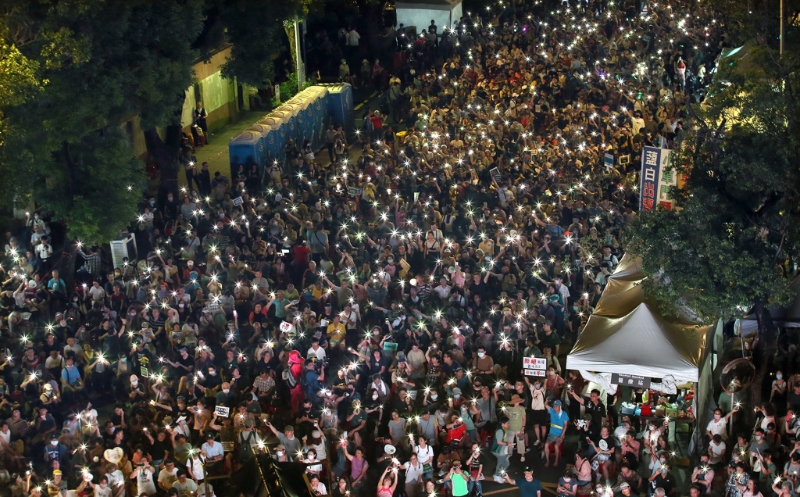 參與青鳥行動的民眾晚間集結在“立院”外