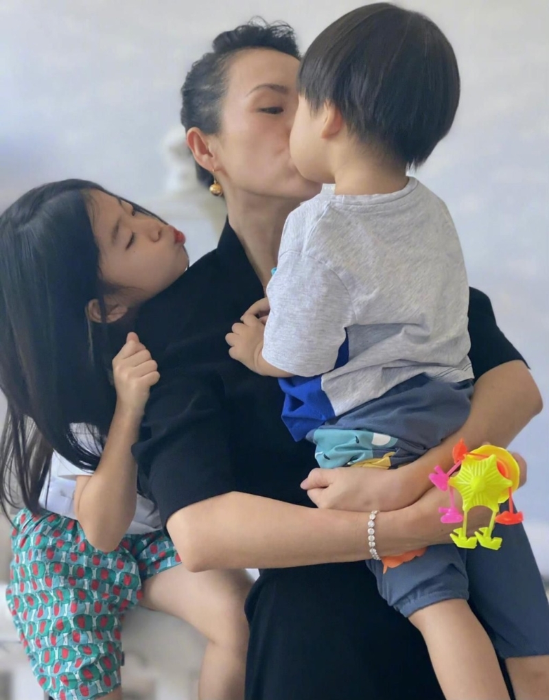 章子怡在微博曬子女相，但通常都不會看到兒子的正面。