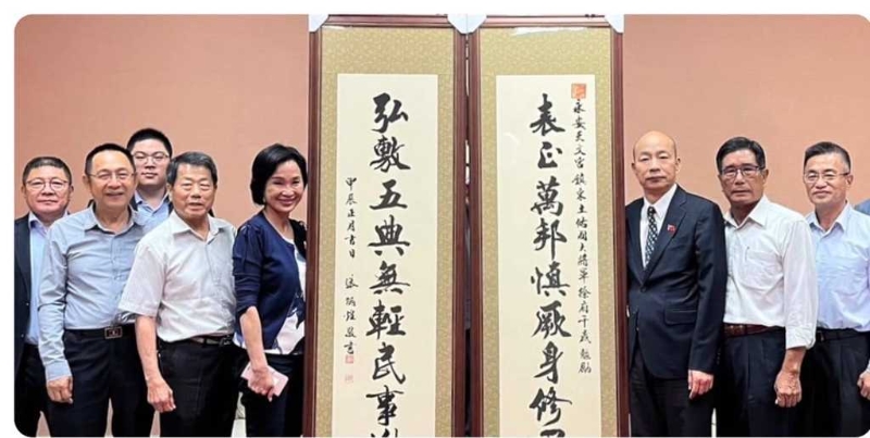 鄉親還特地送上兩幅大字畫給韓國瑜。（取自柯志恩臉書）