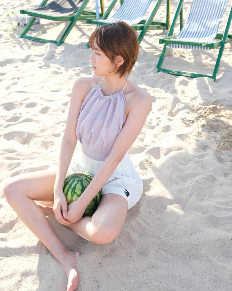 游嘉欣21日在IG大派福利，穿上有如肚兜的掛頸小背心配熱褲，坐在沙上大曬性感鎖骨、香肩和白滑長腿。