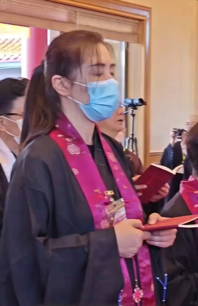 有網民昨日在小紅書分享了一輯王祖賢在水陸空大法會的照片