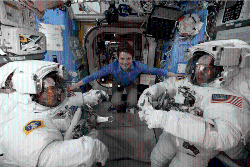 一顆報廢的俄羅斯人造衛星周三在運行軌道上突然解體，并釋放出逾百塊碎片，美國6名航天員隨即進入各自的太空船避險一小時。 路透社資料圖片