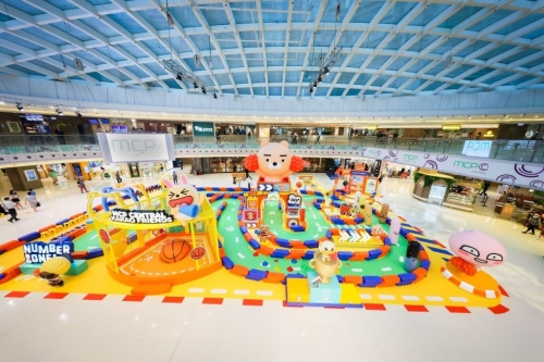 小朋友可化身成小車手，穿梭3,000方呎大型平衡車賽道盡情“放電”。