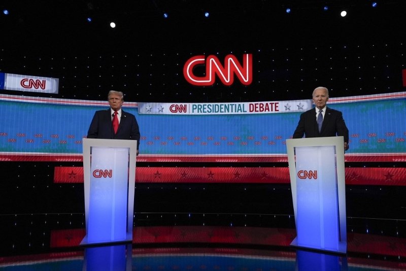 拜登（右）在首場電視辯論中表現欠佳。 路透社