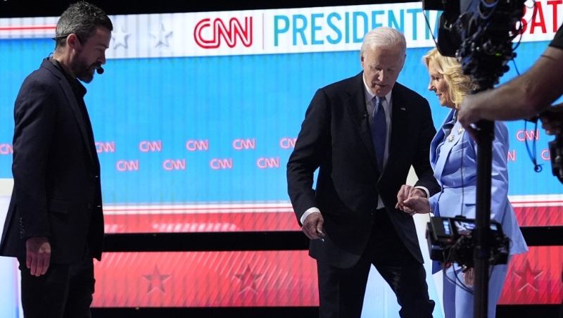 拜登在完成辯論后，被妻子小心扶下只有一級樓梯的講臺。 美媒認為，此顯示他身體不太受控制。 美聯社