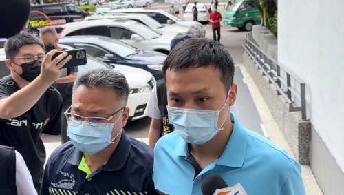 5億高三生男家屬指控謀財害命，夏姓配偶（右）首度現身。 中時新聞網