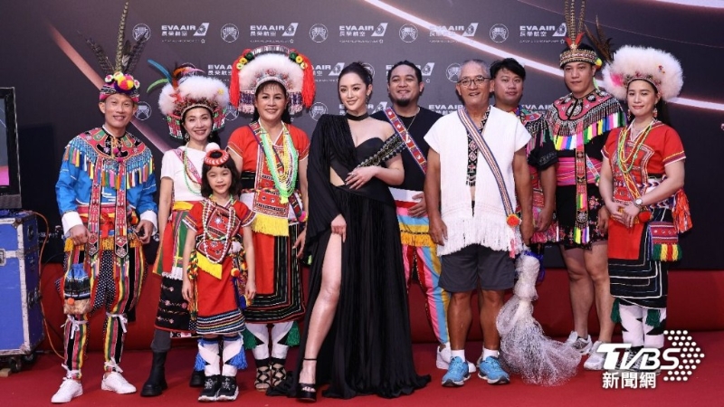 歌手舞思愛高衩開到三角地帶。