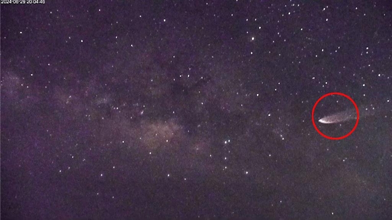 火球般的不明亮光劃過星空 火球般的不明亮光劃過星空