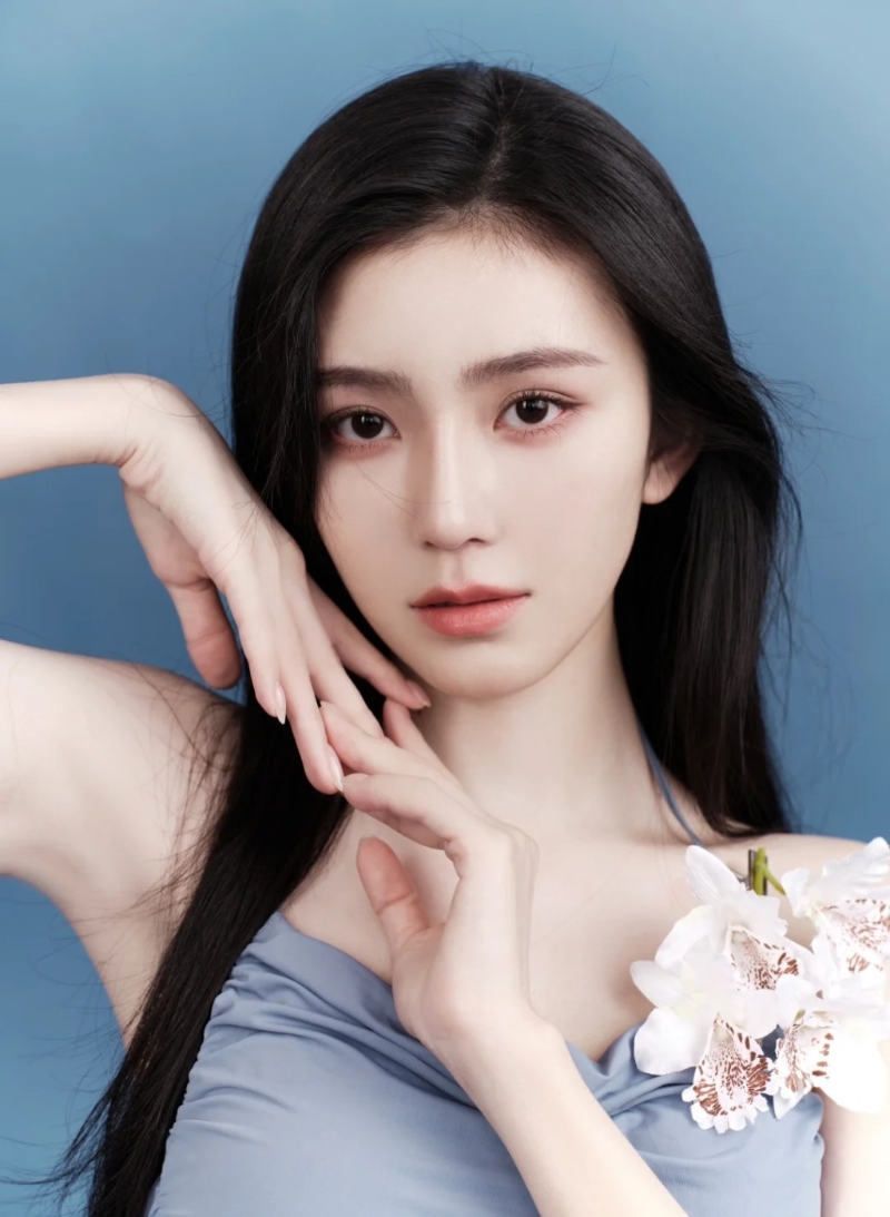 王敏慈昨日（4日）在小紅書分享一輯照片，外貌又再有變化。