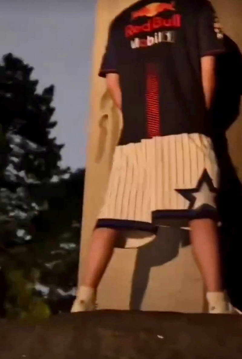 「鐵頭」先向石柱小便。