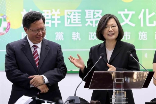 鄭文燦(左) 鄭文燦(左)